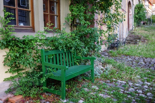 Wiosenne porządki w ogrodzie: jak zadbać o drewniane elementy przed sezonem